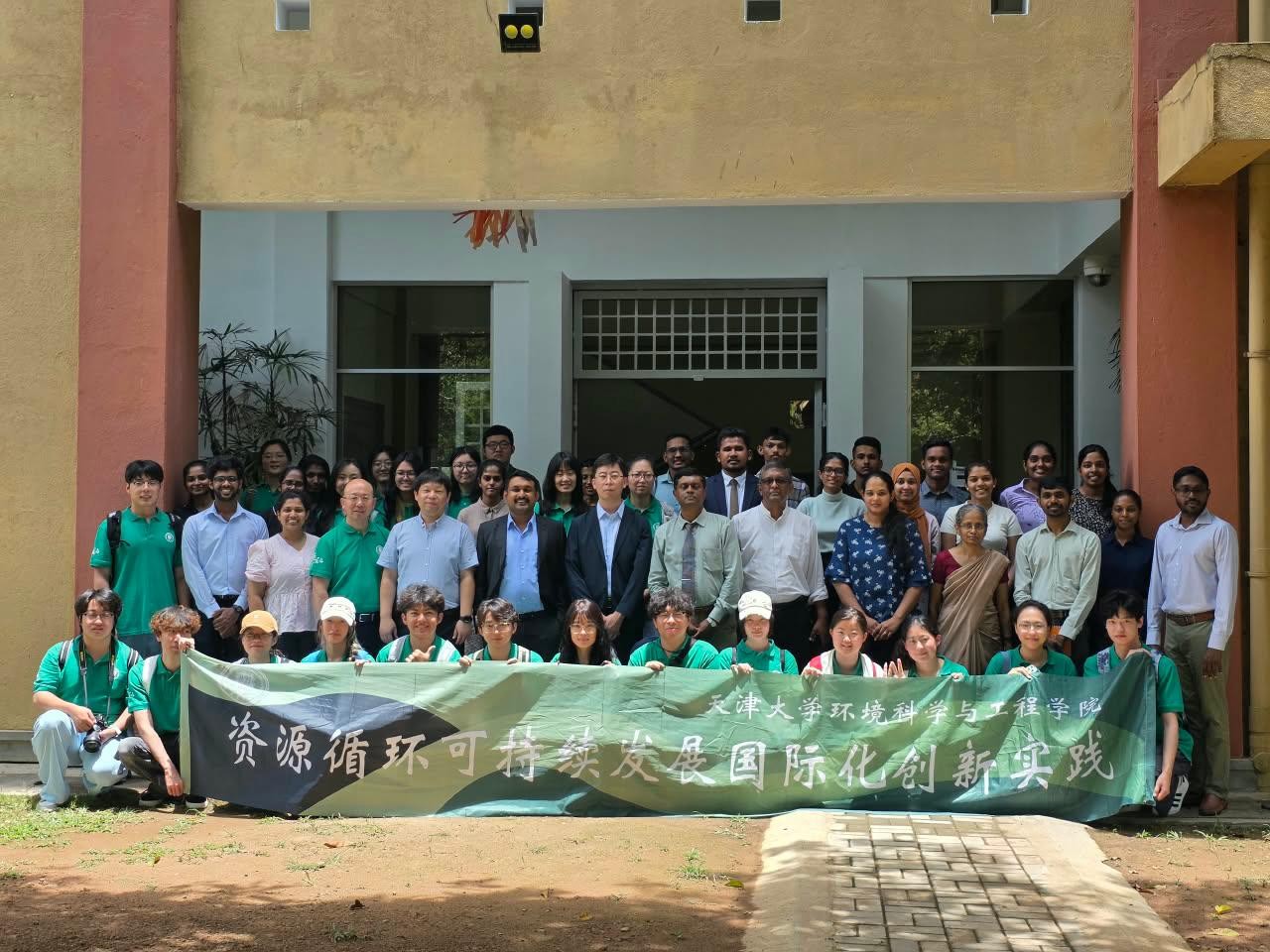 Members of the Tianjin University delegation with academics, students and representatives of the University of Moratuwa and other participants during the visit to the DCPE
