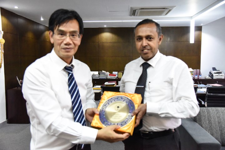Prof. Shuang-Hua Yang, Associate Dean, Southern University of Science and Technology (SUSTech), Shenzhen Guandong, China called on the Vice Chancellor, Director/International Relations and Dean-Engineering on Monday, 10th December 2018  and had a very interesting discussion which is expected to lead to  mutually  beneficial collaborations for both SUSTech and UOM. SUSTech, which is a reasonably young University, has gained notable rankings, including top 8th in China and top ranking among the new Universities in Asia. It boasts of a faculty who are 100% PhD degree holders, 90% having overseas working experience and 60% having graduated and worked in the top universities of the world. SUSTech is now searching to recruit international PhD students, who already have completed a Masters Degree, and has reached to UoM which has a similar student population in terms of size and quality. The main items which were discussed was the collaboration between the universities in :- •	Joint PhD Programmes •	Joint Research Programmes  •	Faculty and Student exchange programmes •	Opportunity for UoM undergraduates and MSc.  students to enroll in SUSTech summer school •	Provision of funds from Chinese universities for the development of Faculty of Business •	Opportunities for academic staff who are on sabbatical leave •	Visits by distinguished faculty members of  SUSTech to UoM