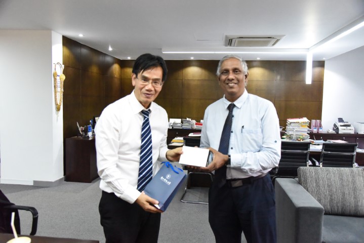 Prof. Shuang-Hua Yang, Associate Dean, Southern University of Science and Technology (SUSTech), Shenzhen Guandong, China called on the Vice Chancellor, Director/International Relations and Dean-Engineering on Monday, 10th December 2018  and had a very interesting discussion which is expected to lead to  mutually  beneficial collaborations for both SUSTech and UOM. SUSTech, which is a reasonably young University, has gained notable rankings, including top 8th in China and top ranking among the new Universities in Asia. It boasts of a faculty who are 100% PhD degree holders, 90% having overseas working experience and 60% having graduated and worked in the top universities of the world. SUSTech is now searching to recruit international PhD students, who already have completed a Masters Degree, and has reached to UoM which has a similar student population in terms of size and quality. The main items which were discussed was the collaboration between the universities in :- •	Joint PhD Programmes •	Joint Research Programmes  •	Faculty and Student exchange programmes •	Opportunity for UoM undergraduates and MSc.  students to enroll in SUSTech summer school •	Provision of funds from Chinese universities for the development of Faculty of Business •	Opportunities for academic staff who are on sabbatical leave •	Visits by distinguished faculty members of  SUSTech to UoM